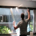 Aplicacion de peliculas de seguridad para cristales de ventanas y puertas